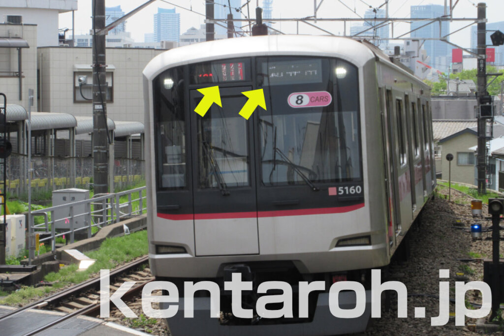 LED の行先表示が一部切れて写っている例